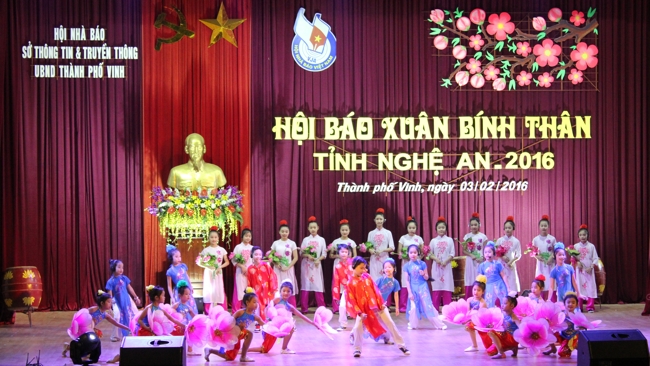 Chương trình văn nghệ chào mừng khai mạc Hội báo Xuân Bính Thân 2016