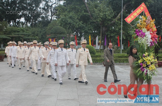 Dâng hoa, dâng hương tại khu di tích Kim Liên