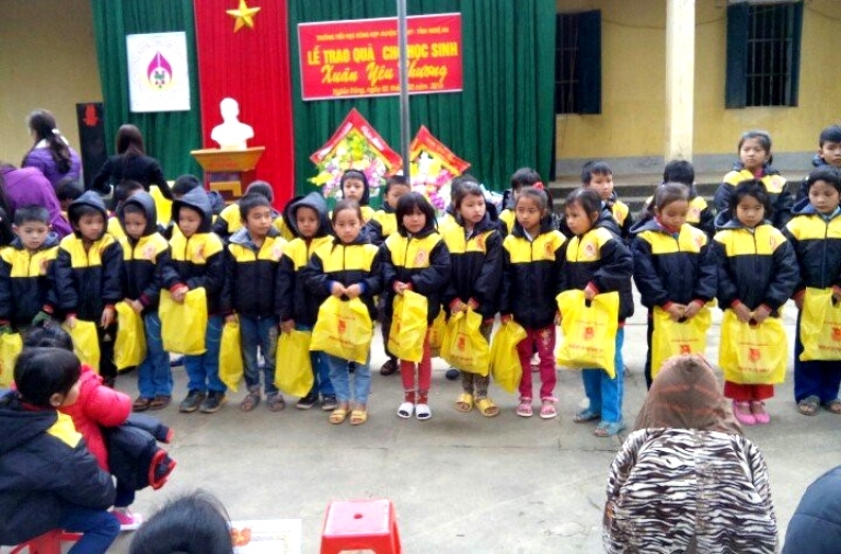 ... Để kịp trao tận tay các em học sinh trước thềm năm mới Xuân Bính Thân 2016.