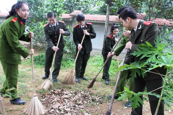 Đoàn Thanh niên Công an tỉnh Nghệ An vệ sinh khuôn viên Nhà tưởng niệm cố Bộ trưởng Trần Quốc Hoàn