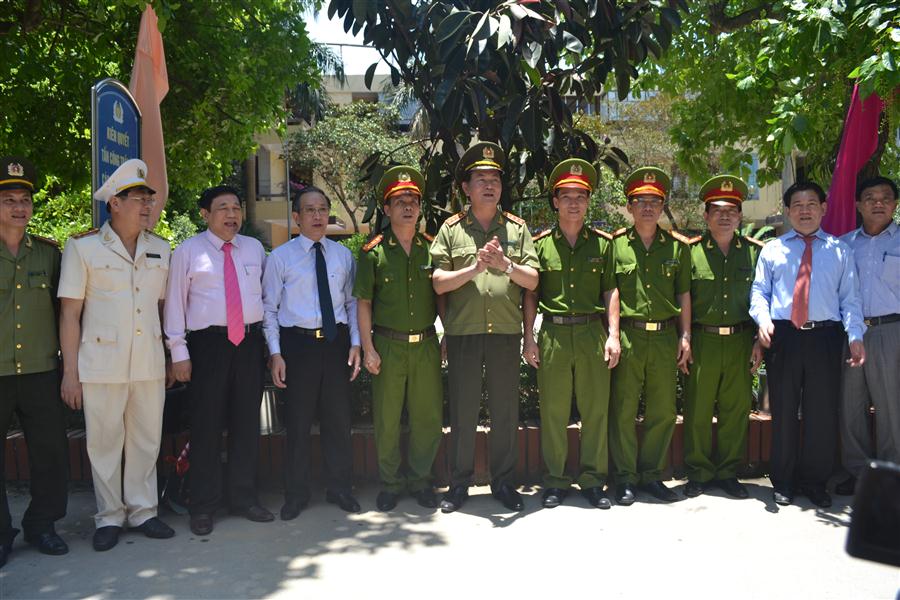 Đồng chí Đại tướng Trần Đại Quang, Bộ trưởng Bộ Công an và lãnh đạo Tỉnh ủy, HĐND, UBND tỉnh Nghệ An  đánh giá cao những kết quả mà Công an TP Vinh đạt được trong năm 2015 