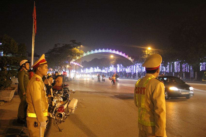 Kết thúc giao thừa, lực lượng CSGT vẫn ứng trực 