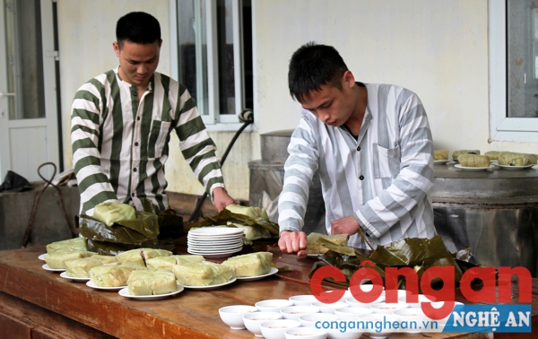 Bánh chưng chuẩn bị cho bữa cơm đoàn viên trong trại giam