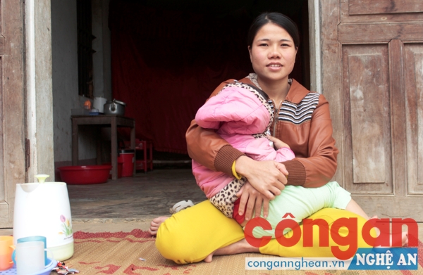 Em Mạc Thị Dung hạnh phúc bên đứa con của mình