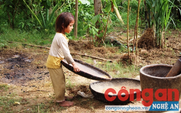  Chỉ mới học lớp 2 nhưng vì bố mất, mẹ bỏ đi nên em Cụt Thị Bún phải gánh vác công việc của người lớn
