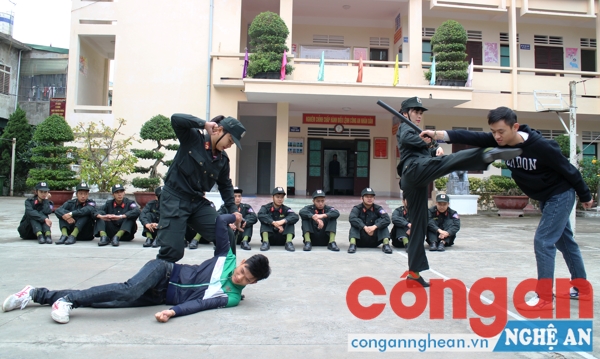 Màn biểu diễn võ thuật của 2 nữ CSCĐ