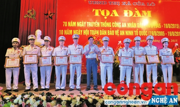 Đồng chí Doãn Tiến Dũng, Chủ tịch UBND TX Cửa Lò trao tặng Giấy khen cho các tập thể, cá nhân đạt thành tích xuất sắc trong phong trào thi đua lập thành tích chào mừng 70 năm Ngày truyền thống CAND Việt Nam