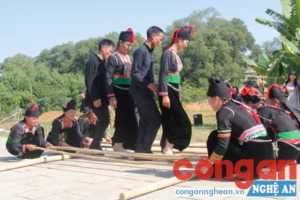 Đồng bào Khơ Mú nhảy sạp vui xuân