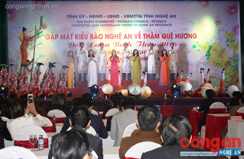 Văn nghệ chào mừng do các đoàn nghệ thuật tỉnh Nghệ An biểu diễn
