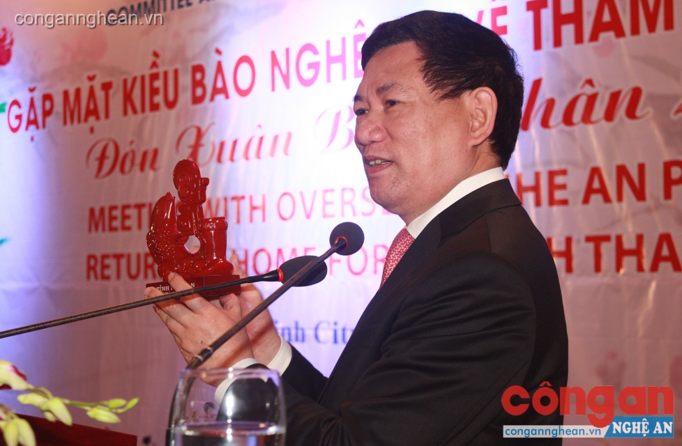 Đ/c Hồ Đức Phớc - Ủy viên TW Đảng, Bí thư Tỉnh ủy, Chủ tịch HĐND tỉnh thuyết minh, giới thiệu về hình tượng con 