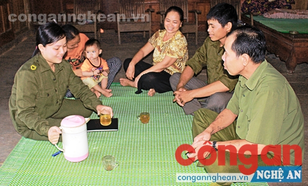 Nữ Công an viên thường trực Lê Thị Thu Hoài tích cực vận động dân bản chấp hành tốt chính sách, pháp luật của Nhà nước