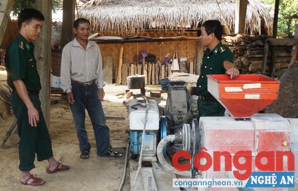  Lực lượng Bộ đội Biên phòng trực tiếp hướng dẫn bà con Đan Lai ở xã Môn Sơn (Con Cuông) phát triển kinh tế hộ gia đình - Ảnh: Thạch Sơn