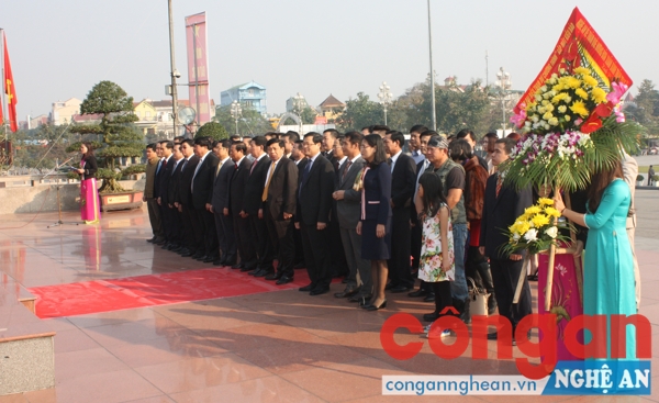 Các kiều bào dâng hoa bày tỏ lòng thành kính với Bác Hồ tại Quảng trường Hồ Chí Minh