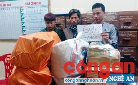 Các đối tượng và 69 kg pháo nhập lậu bị Đội CSTT, Phòng Cảnh sát QLHC Công an Nghệ An bắt quả tang