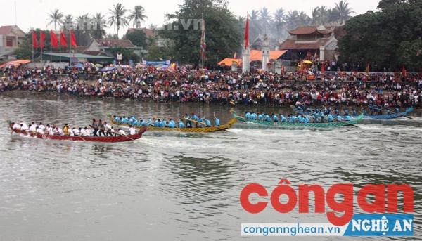 Đua thuyền tại lễ hội đền Cờn, TX Hoàng Mai - nét văn hoá đặc trưng của địa phương