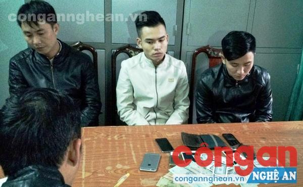 Các đối tượng cùng tang vật tại cơ quan Công an