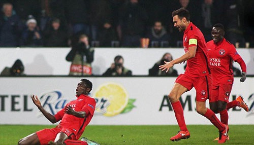 Onuachu (trái) ấn định 2-1 cho Midtjylland trước MU