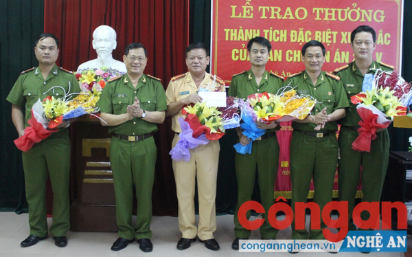 Với những thành tích xuất sắc trong đảm bảo TTATGT và phòng, chống tội phạm, Phòng CSGT đường bộ, đường sắt nhiều lần được lãnh đạo Công an tỉnh khen thưởng
