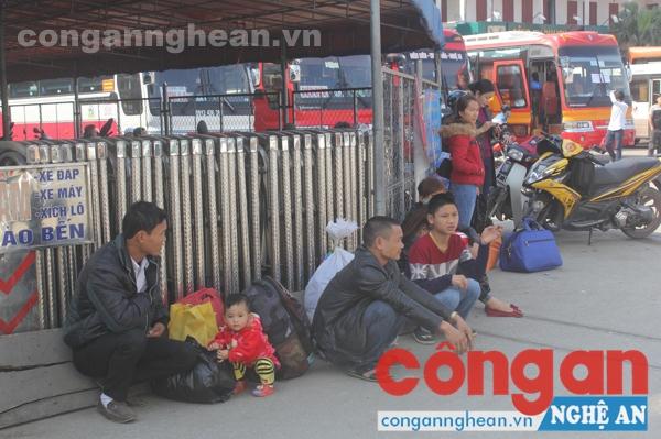 Hành khách chờ mua vé tại bến xe
