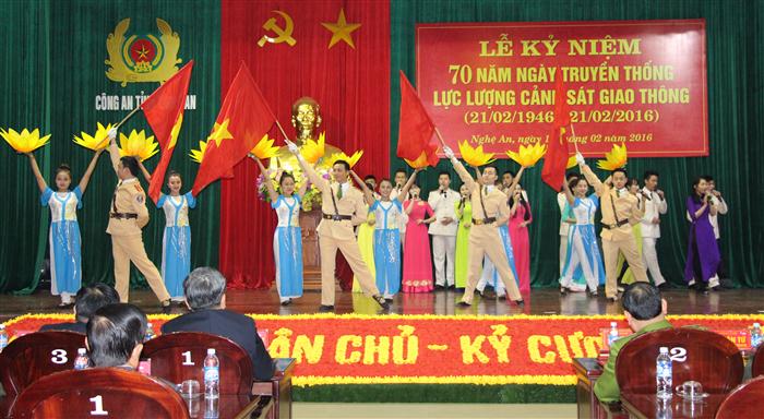 Văn nghệ chào mừng Lễ kỷ niệm 70 năm ngày truyền thống lực lượng CSGT.