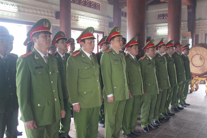 Cùng ngày Đoàn cũng đã đến dâng hương, dâng hoa tại khu di tích lịch sữ Quốc gia Truông Bồn.