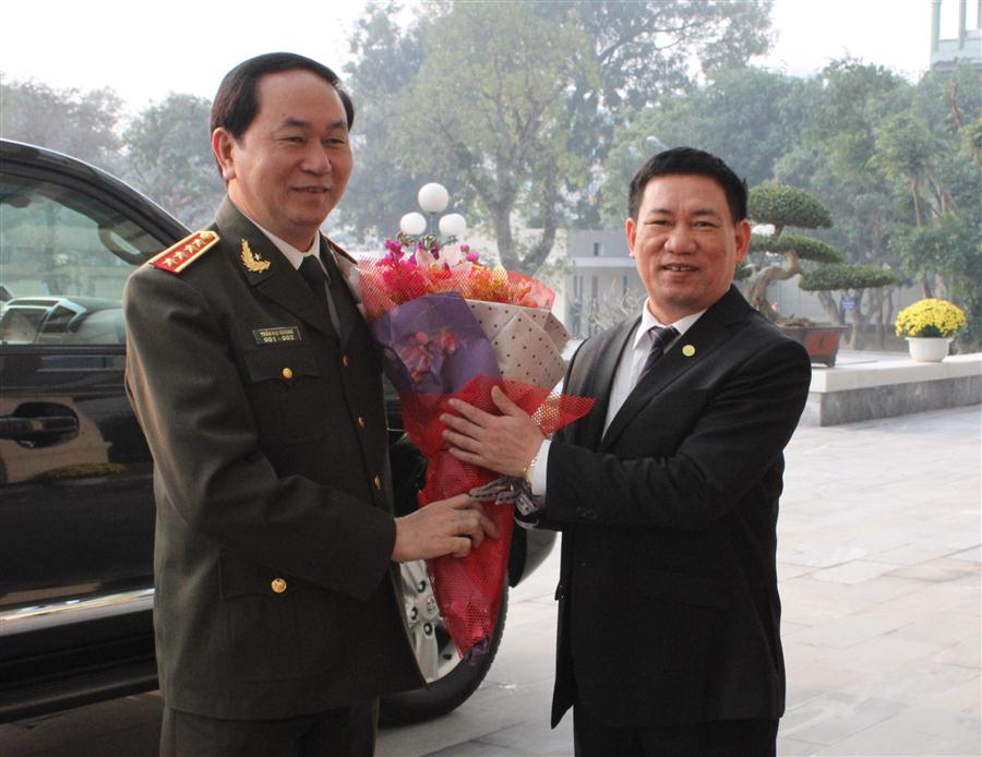 Đồng chí Hồ Đức Phớc, Ủy viên Trung ương Đảng, Bí thư tỉnh ủy, Chủ tịch HĐND tỉnh tặng hoa chúc mừng chuyến làm việc của đồng chí Bộ trưởng