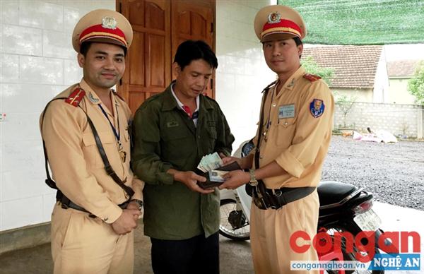  CBCS Đội CSGT số 3 trao trả tài sản cho người đánh rơi