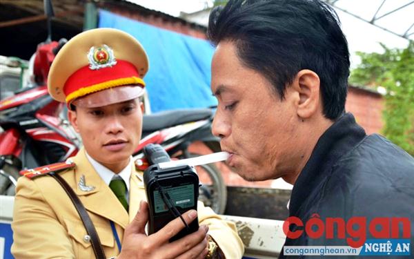 Chế tài xử lý người tham gia giao thông có nồng độ cồn vượt quá mức cho phép đến nay vẫn chưa đủ sức răn đe - Ảnh minh họa