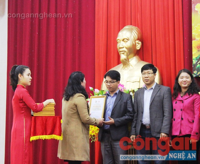 Trao giải khuyến khích cho tác phẩm đạt giải