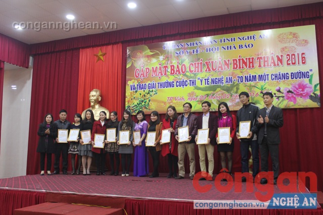 Trao giải ba cho tác phẩm đạt giải