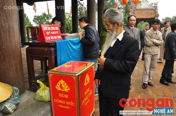 Người dân đóng công đức tại Đền thờ Hoàng đế Quang Trung trên núi Dũng Quyết