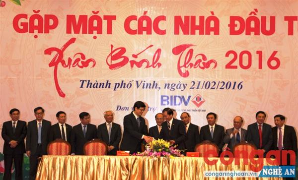  Lãnh đạo UBND tỉnh trao giấy chứng nhận đăng ký đầu tư cho các nhà đầu tư