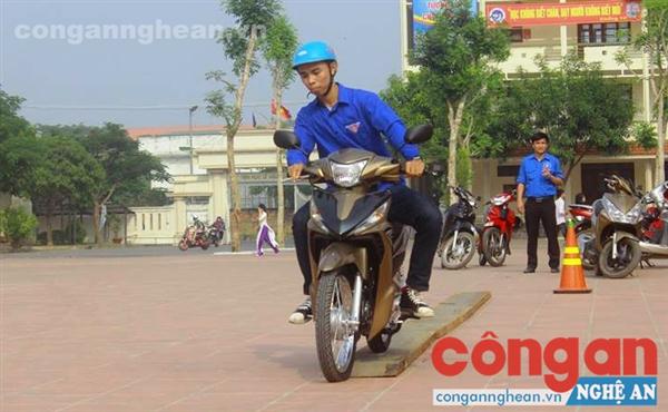 Đoàn thanh niên tổ chức thi lái xe an toàn tại Trường Đại học Vinh