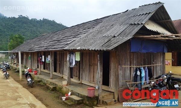 Dãy nhà nội trú đang xuống cấp từng ngày