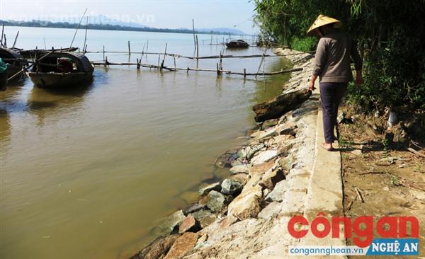 Kè đá chắn sóng được xây dựng và hoàn thành chưa lâu nhưng đã xuất hiện tình trạng sụt lún