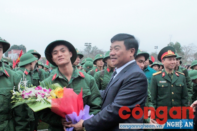Đồng chí Trần Hoài An tặng hoa động viên các tân binh