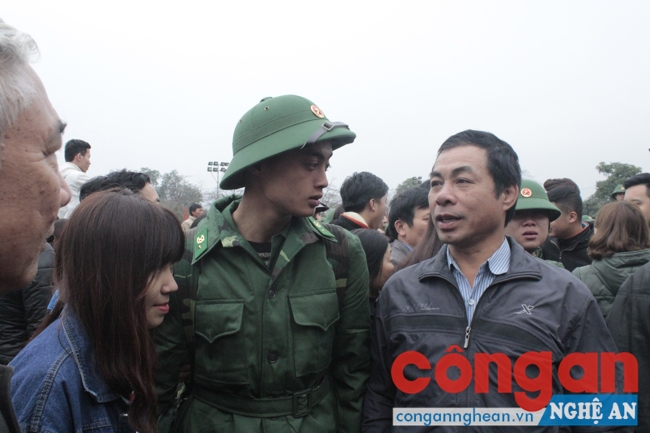Tân binh lắng nghe lời dặn dò của cha mẹ trước khi lên đường