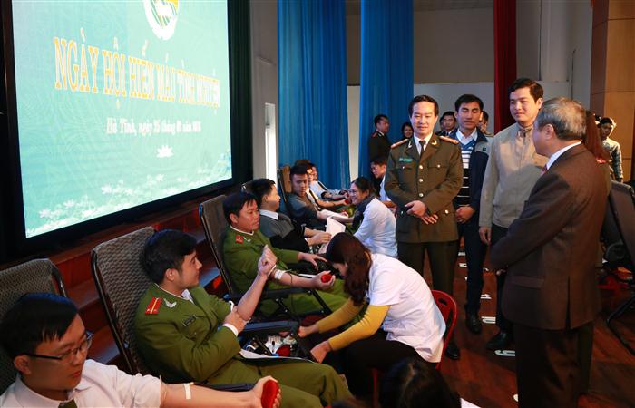 Lãnh đạo Công an tỉnh động viên, cỗ vũ tinh thần xung kích của các đoàn viên, thanh niên