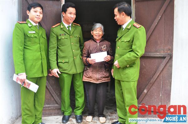 Lãnh đạo Công an TP Vinh tặng quà cho các hộ nghèo tại xã Nghi Đức