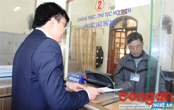 Cán bộ tư pháp TP Vinh hướng dẫn những điểm mới trong Luật Hộ tịch cho người dân