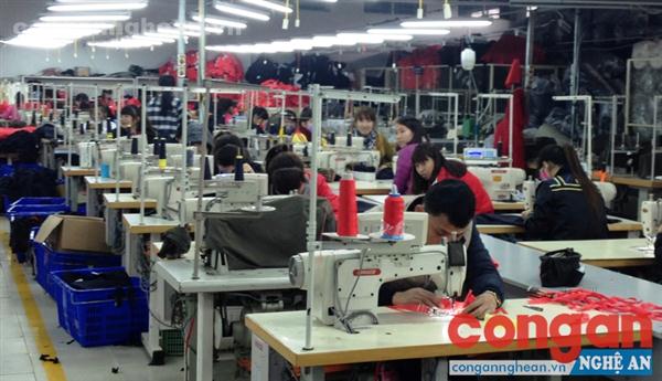 Công nhân trở lại làm việc sau kỳ nghỉ Tết Nguyên đán Bính Thân 2016 tại Công ty may Lan Anh