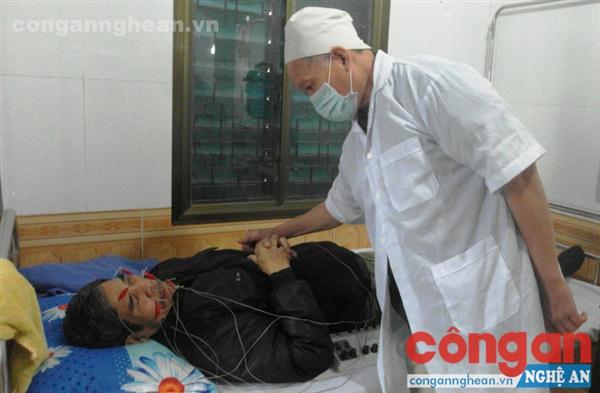 Lương y Nguyễn Hữu Du thăm khám cho bệnh nhân