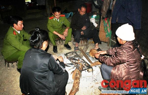 Hội Phụ nữ và Công an huyện Kỳ Sơn tăng cường xuống cơ sở, tuyên truyền bà con cảnh giác trước các thủ đoạn của tội phạm mua bán người