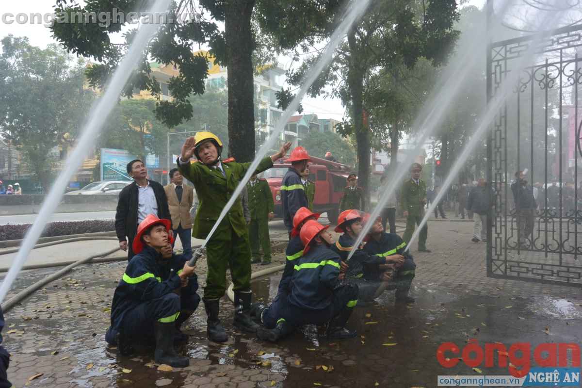 Các phương án diễn tập luôn được lính cứu hỏa tổ chức để thuần thục kĩ năng