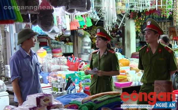 Lực lượng Cảnh sát PC&CC đến tận các cơ sở kinh doanh để hướng dẫn cho tiểu thương cách phòng, chống cháy, nổ