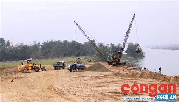 Bến cát trái phép nằm trong hành lang an toàn cầu Yên Xuân tái diễn hoạt động