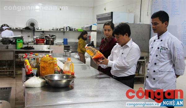 Đoàn kiểm tra liên ngành kiểm tra việc đảm bảo ATVSTP tại một cơ sở kinh doanh
