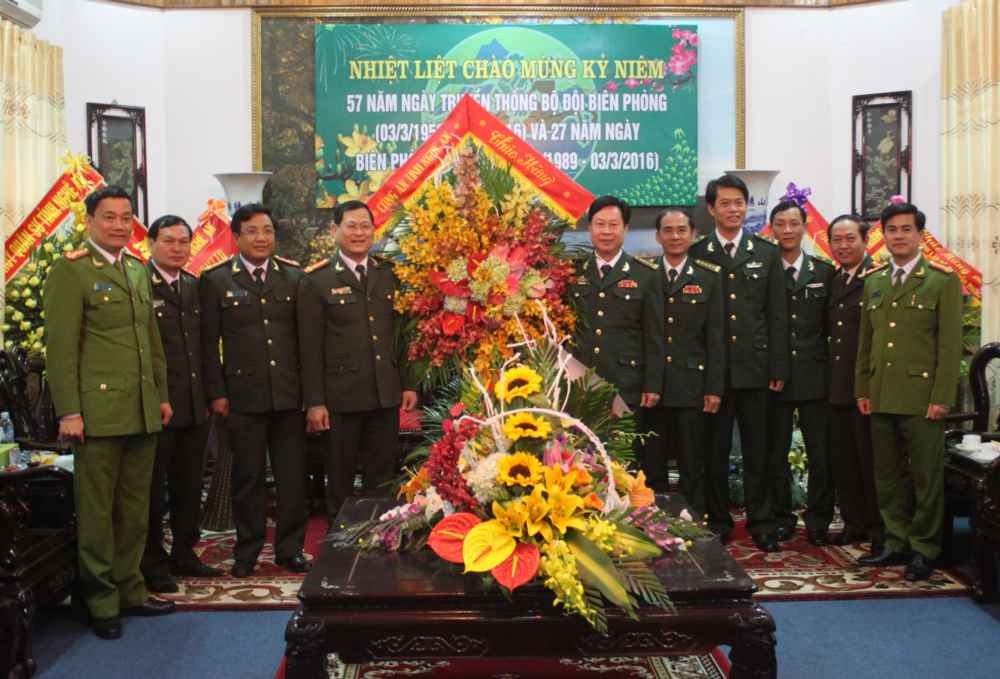Đại tá Nguyễn Hữu Cầu, UVBTV Tỉnh uỷ, Giám đốc Công an tỉnh cùng đại diện lãnh đạo các phòng thuộc Công an tỉnh đã đến thăm, chúc mừng cán bộ, chiến sỹ Bộ đội Biên phòng tỉnh Nghệ An nhân ngày Truyền thống BĐBP 3-3.