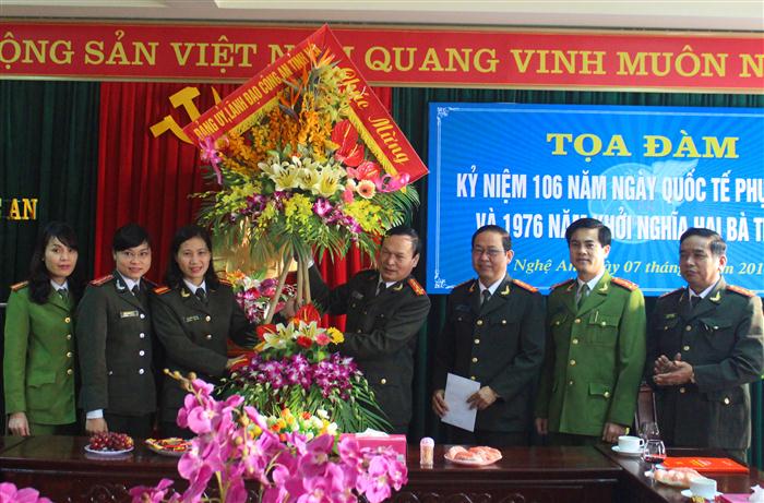 Đảng uỷ, Lãnh đạo Công an tỉnh chúc mừng Hội phụ nữ Công an tỉnh.