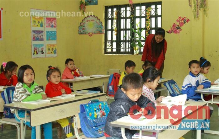 Cô Kha Thị Bé tận tình hướng dẫn học sinh                                   tại điểm trường bản Phồng